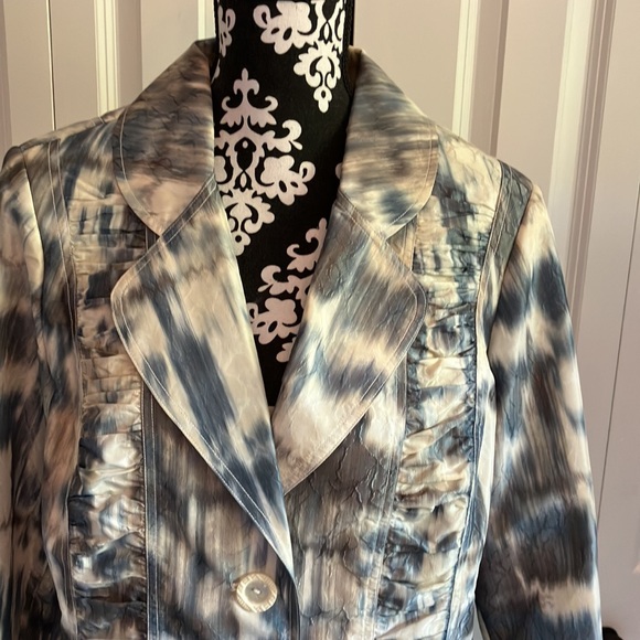 Gorgeous Laura plus blue gray cream “tie dye” effect blazer. - Picture 2 of 15